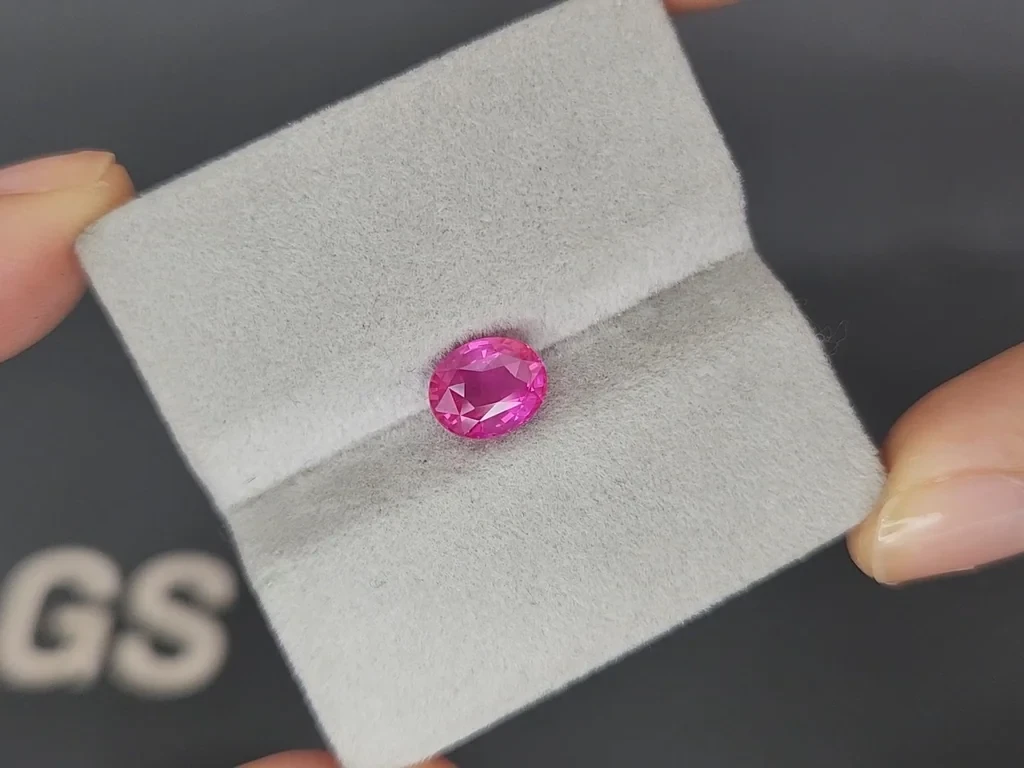 Негретый сапфир Hot Pink с эффектом рутилового шелка в огранке овал 2.06 карат, Шри-Ланка  Изображение №4