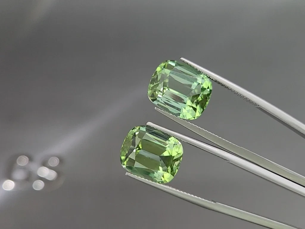 Пара зеленых турмалинов в огранке кушон 19,79 карат, Колумбия Изображение №3