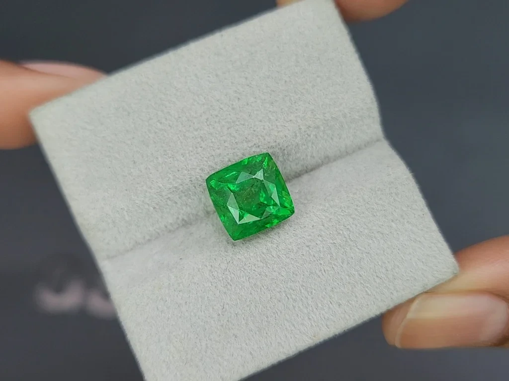 Гранат цаворит Intense Green в огранке кушон 5,75 карат, Танзания  Изображение №4