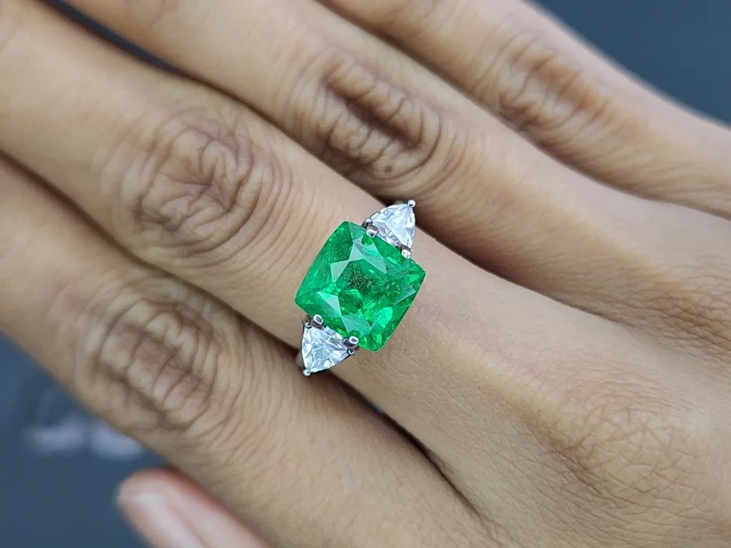 Гранат цаворит Intense Green в огранке кушон 5,75 карат, Танзания  Изображение №5