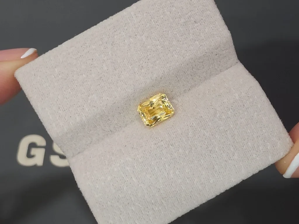Негретый Vivid yellow сапфир в огранке радиант 1,59 карат, Шри-Ланка Изображение №4