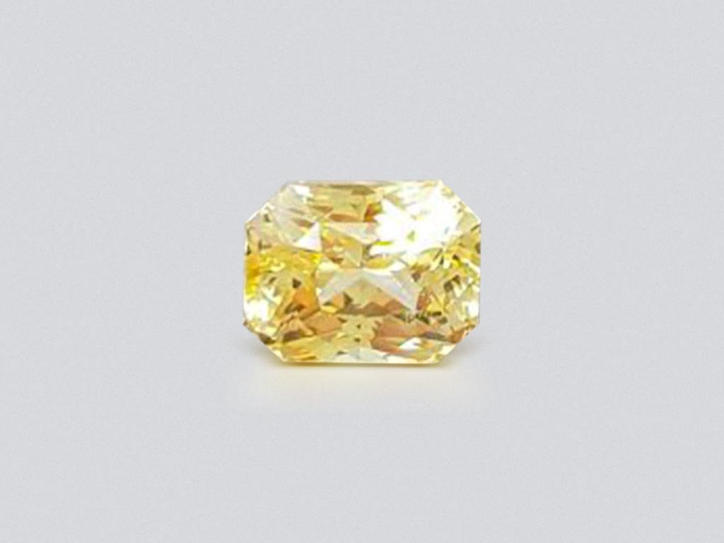 Кольцо с золотым сапфиром 2,06 карат и бриллиантами в белом золоте 750 пробы Изображение №4