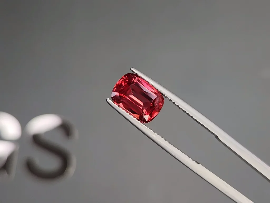 Шпинель Махенге Vibrant Pink-Red в огранке кушон 2,79 карата, Танзания  Изображение №3