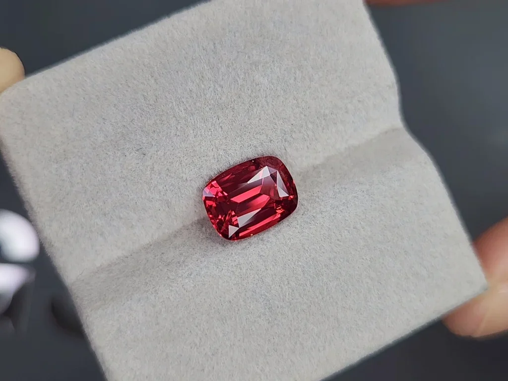 Шпинель Махенге Vibrant Pink-Red в огранке кушон 2,79 карата, Танзания  Изображение №4