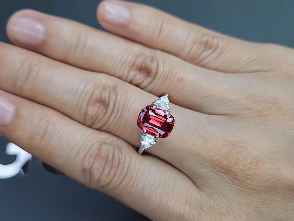 Шпинель Махенге Vibrant Pink-Red в огранке кушон 2,79 карата, Танзания  Изображение №5