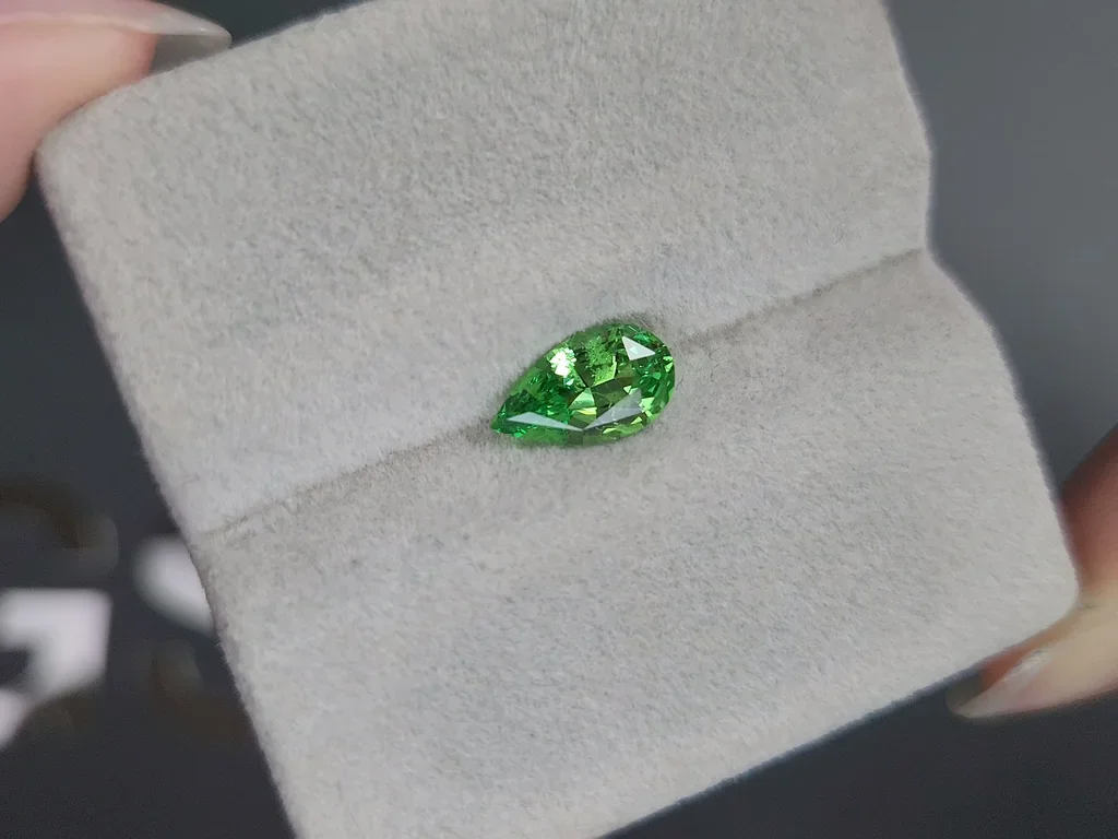 Гранат цаворит Intense Green в огранке груша 1,20 карата, Танзания  Изображение №4