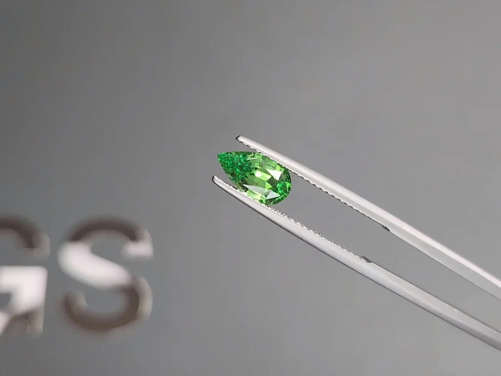 Гранат цаворит Intense Green в огранке груша 1,20 карата, Танзания  Изображение №3