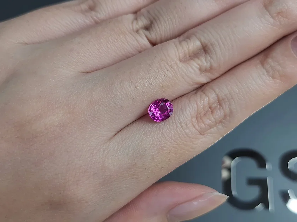 Негретый сапфир Vivid Pink в огранке овал 1,55 карата, Шри-Ланка Изображение №2