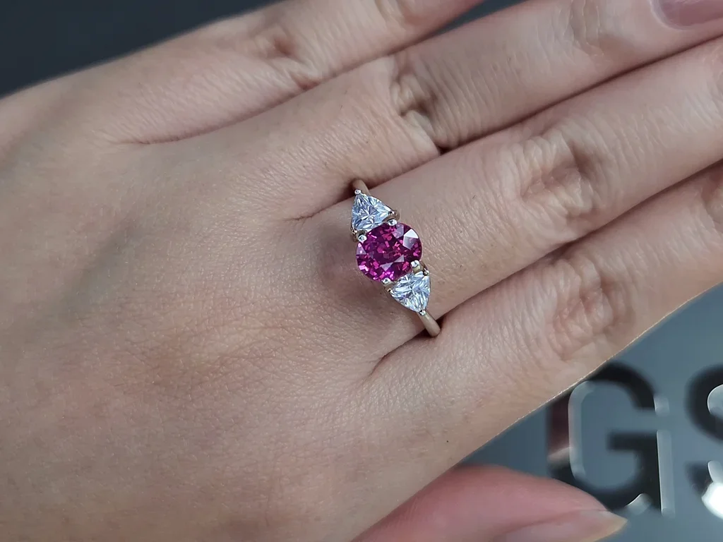Негретый сапфир Vivid Pink в огранке овал 1,55 карата, Шри-Ланка Изображение №5