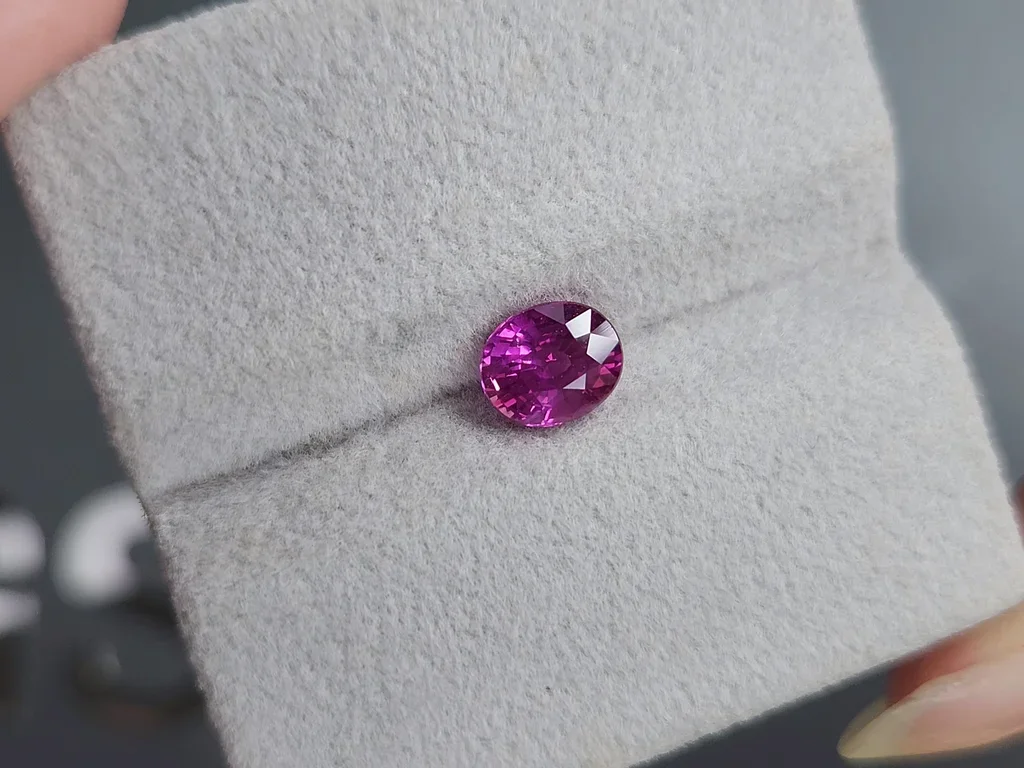 Негретый сапфир Vivid Pink в огранке овал 1,55 карата, Шри-Ланка Изображение №4