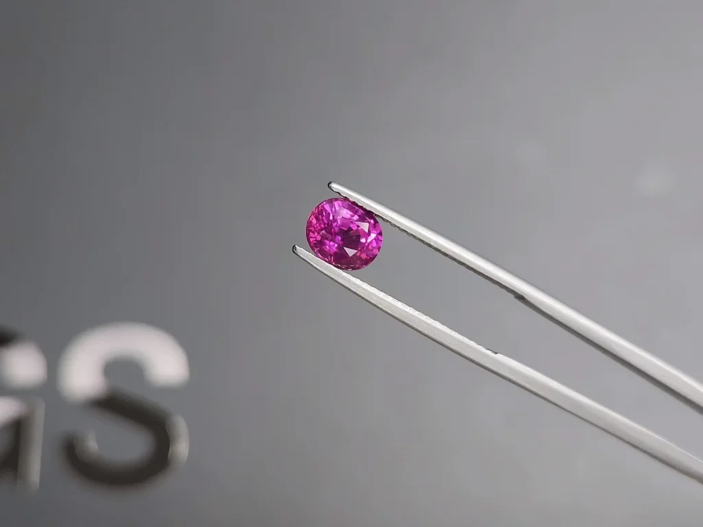 Негретый сапфир Vivid Pink в огранке овал 1,55 карата, Шри-Ланка Изображение №3