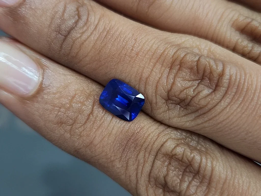 Сапфир Royal Blue в огранке кушон 2,22 карат, Шри-Ланка  Изображение №2