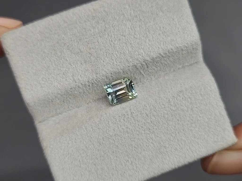 Негретый полихромный сапфир а огранке октагон 1,17 карат, Шри-Ланка Изображение №4