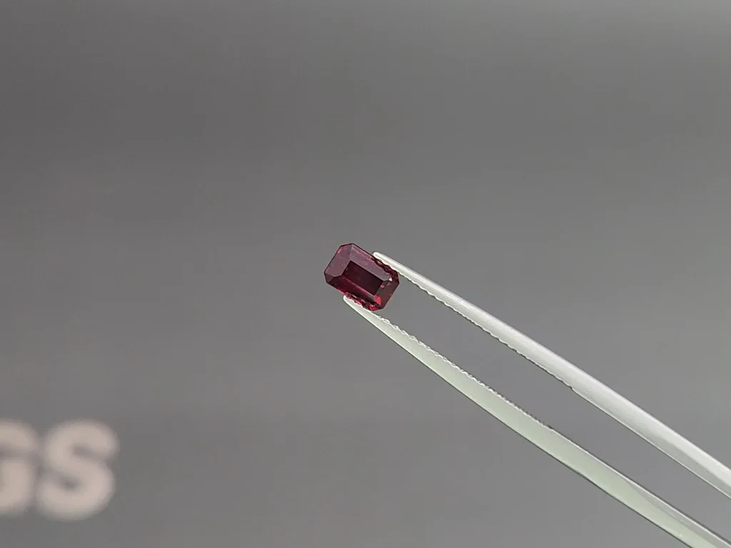 Негретый рубин Pigeon blood в огранке октагон 0,69 карат, Мозамбик  Изображение №3