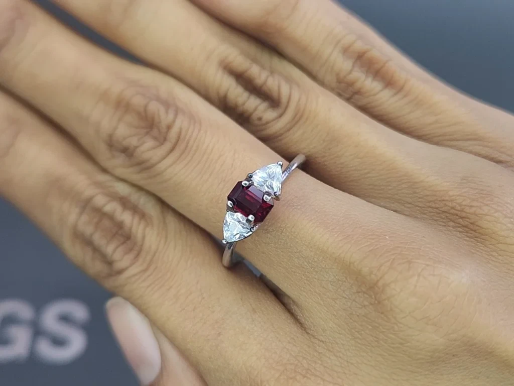 Негретый рубин Pigeon blood в огранке октагон 0,69 карат, Мозамбик  Изображение №5