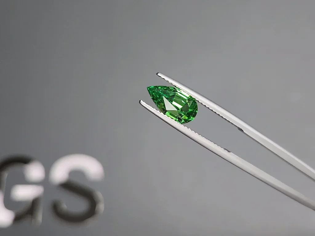 Гранат цаворит Intense Green в огранке груша 1,93 карата, Танзания  Изображение №3