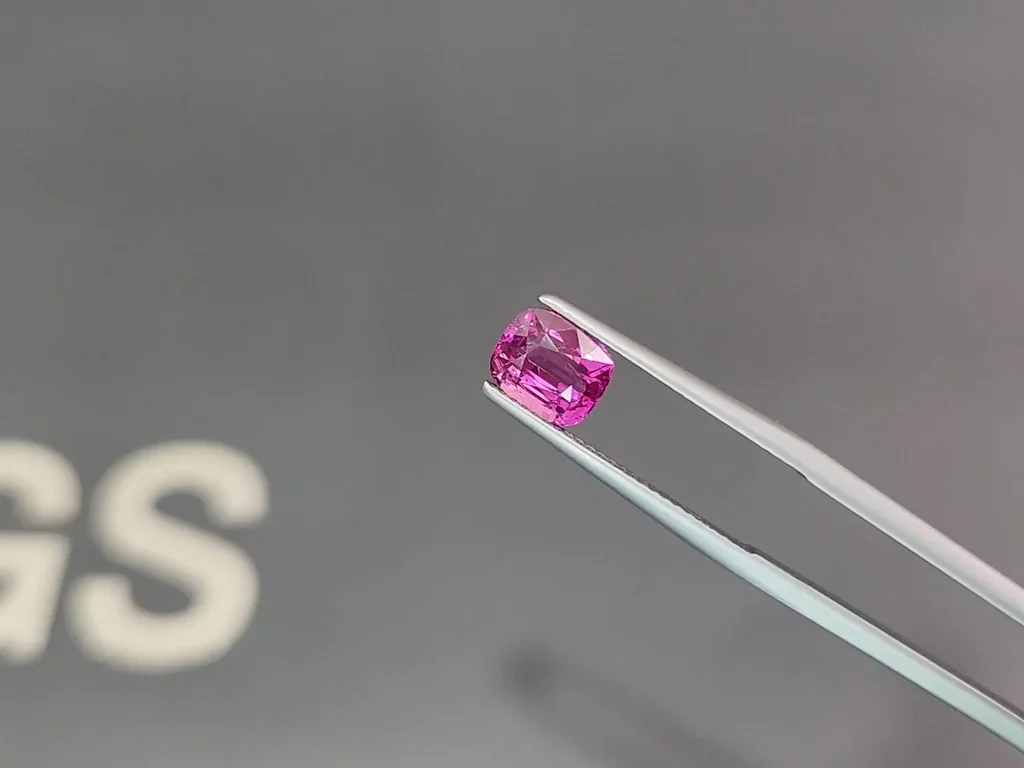 Сапфир Vivid Pink в огранке кушон 2,51 карат, Мадагаскар Изображение №3