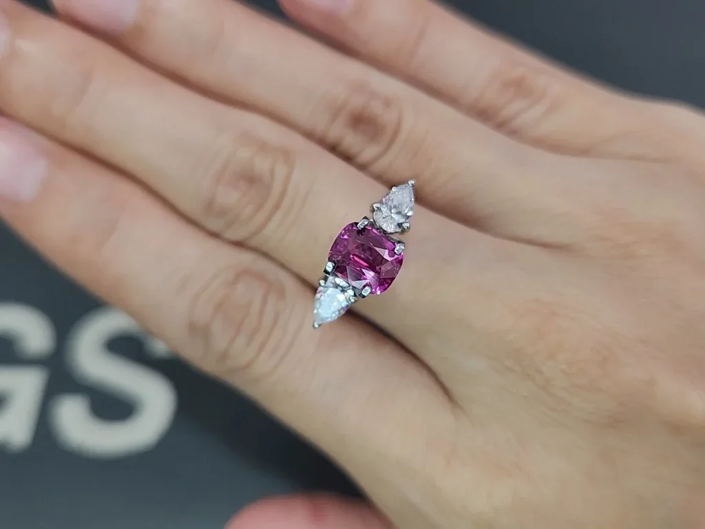 Сапфир Vivid Pink в огранке кушон 2,51 карат, Мадагаскар Изображение №5