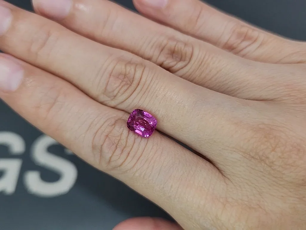 Сапфир Vivid Pink в огранке кушон 2,51 карат, Мадагаскар Изображение №2
