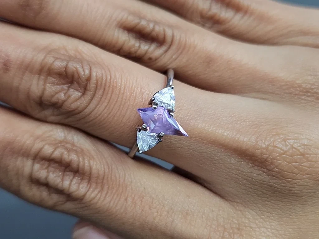 Негретый фиолетовый сапфир с эффектом рутилового шелка в огранке кайт 1,70 карат, Шри-Ланка Изображение №5