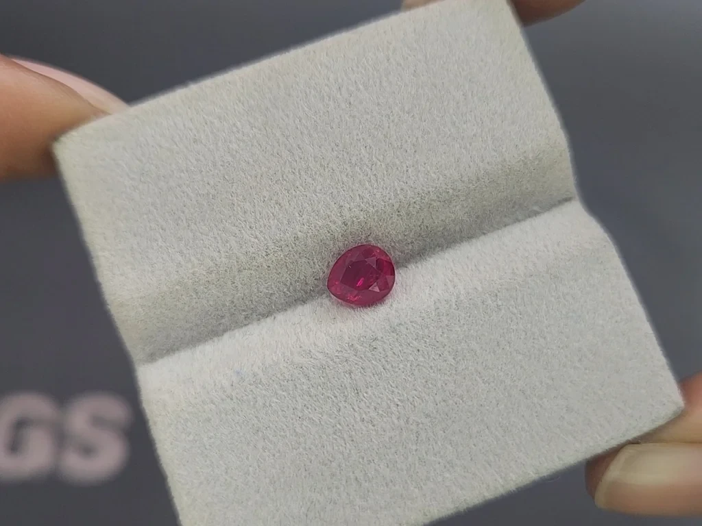 Красно-розовый рубин в огранке груша 1,04 карат, Мадагаскар Изображение №4