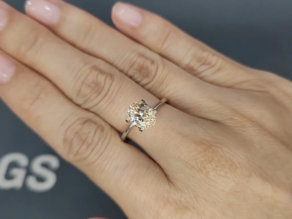 Негретый сапфир Pastel Yellow в огранке овал 2,13 карат, Шри-Ланка Изображение №5