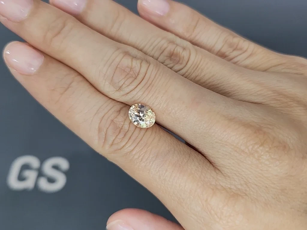 Негретый сапфир Pastel Yellow в огранке овал 2,13 карат, Шри-Ланка Изображение №2