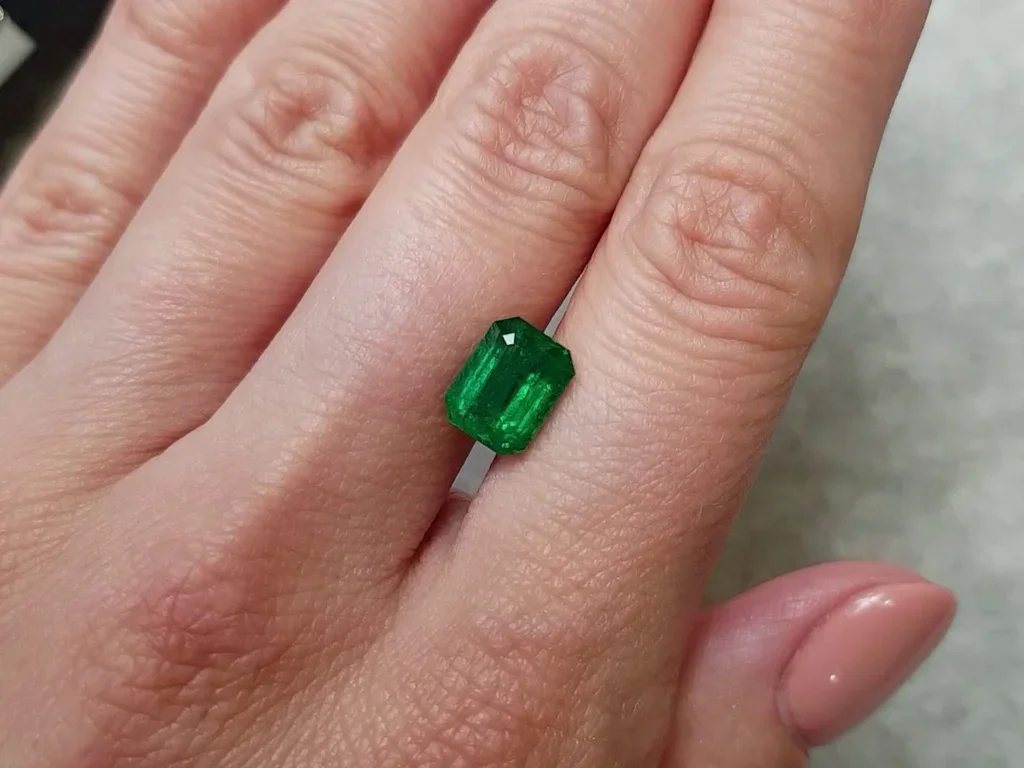 Замбийский изумруд цвета Vivid Green в огранке октагон 2,68 карат Изображение №2