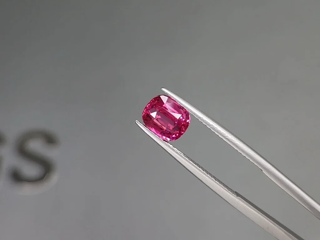 Розовая шпинель Махенге цвета Hot pink в огранке кушон 2,03 карата, Танзания Изображение №3