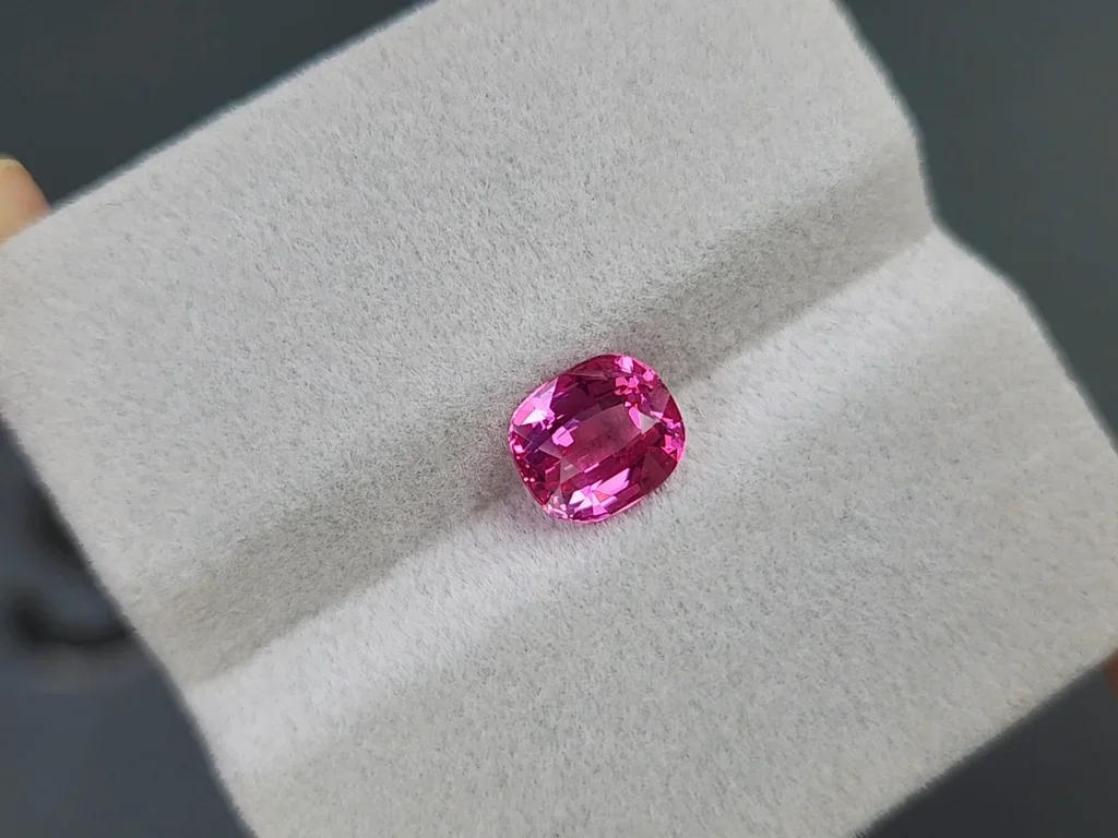 Розовая шпинель Махенге цвета Hot pink в огранке кушон 2,03 карата, Танзания Изображение №4