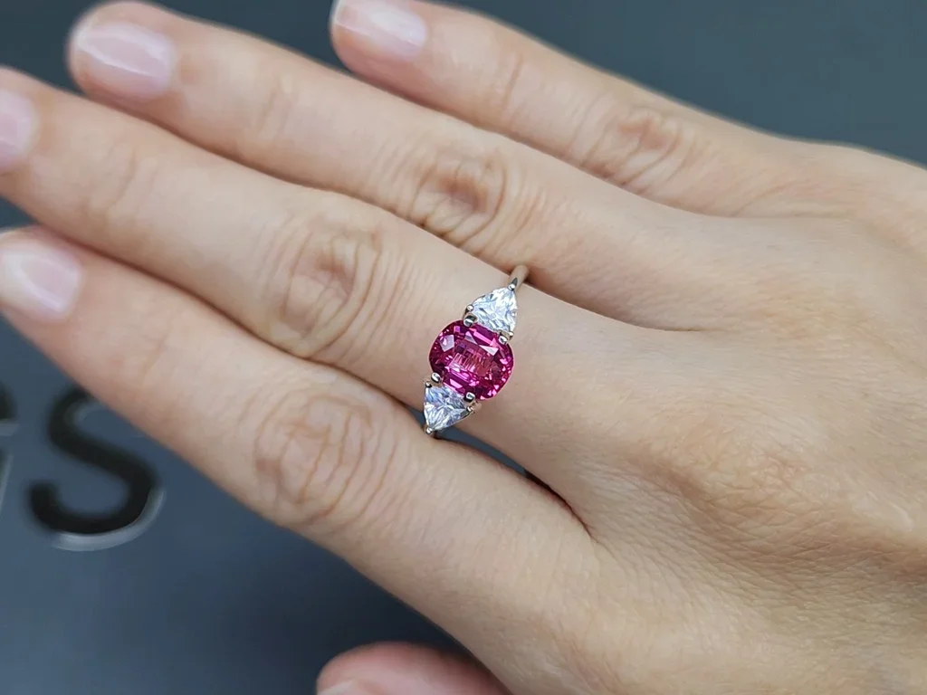 Розовая шпинель Махенге цвета Hot pink в огранке кушон 2,03 карата, Танзания Изображение №5