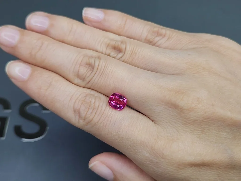Розовая шпинель Махенге цвета Hot pink в огранке кушон 2,03 карата, Танзания Изображение №2