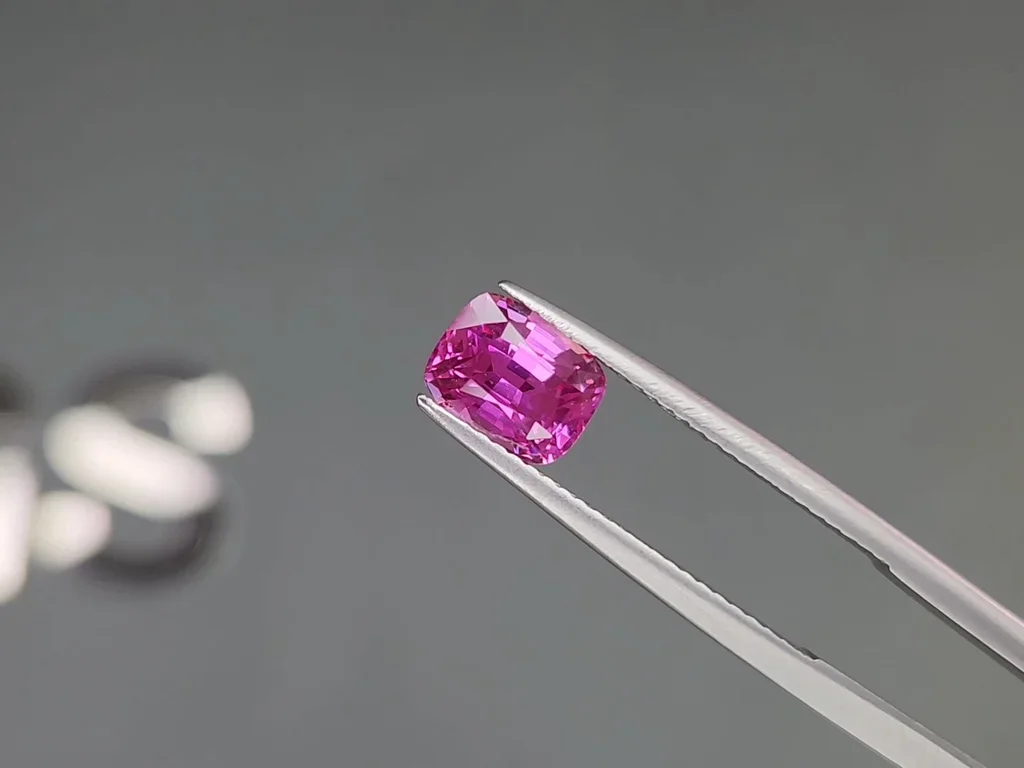 Негретый розовый сапфир Vivid Pink в огранке кушон 2,15 карата, Мадагаскар Изображение №3