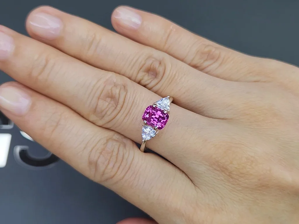 Негретый розовый сапфир Vivid Pink в огранке кушон 2,15 карата, Мадагаскар Изображение №4