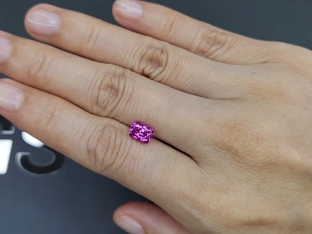 Негретый розовый сапфир Vivid Pink в огранке кушон 2,15 карата, Мадагаскар Изображение №2