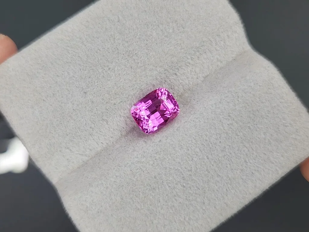 Негретый розовый сапфир Vivid Pink в огранке кушон 2,15 карата, Мадагаскар Изображение №5