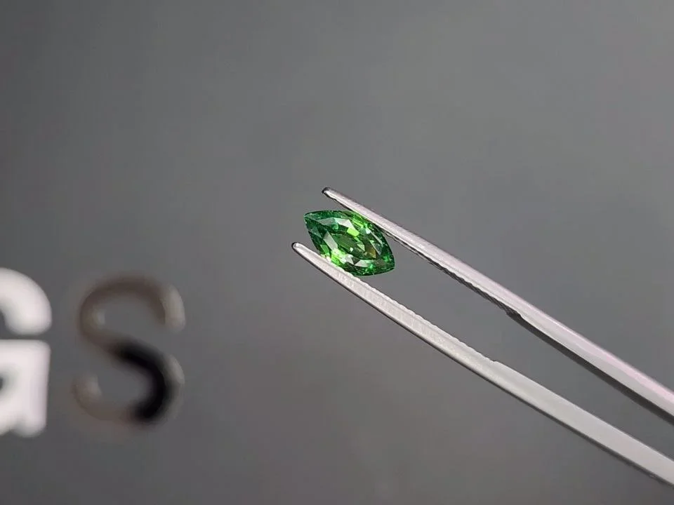 Неоново-зеленый цаворит в огранке маркиз 1,05 карата, Танзания Изображение №3