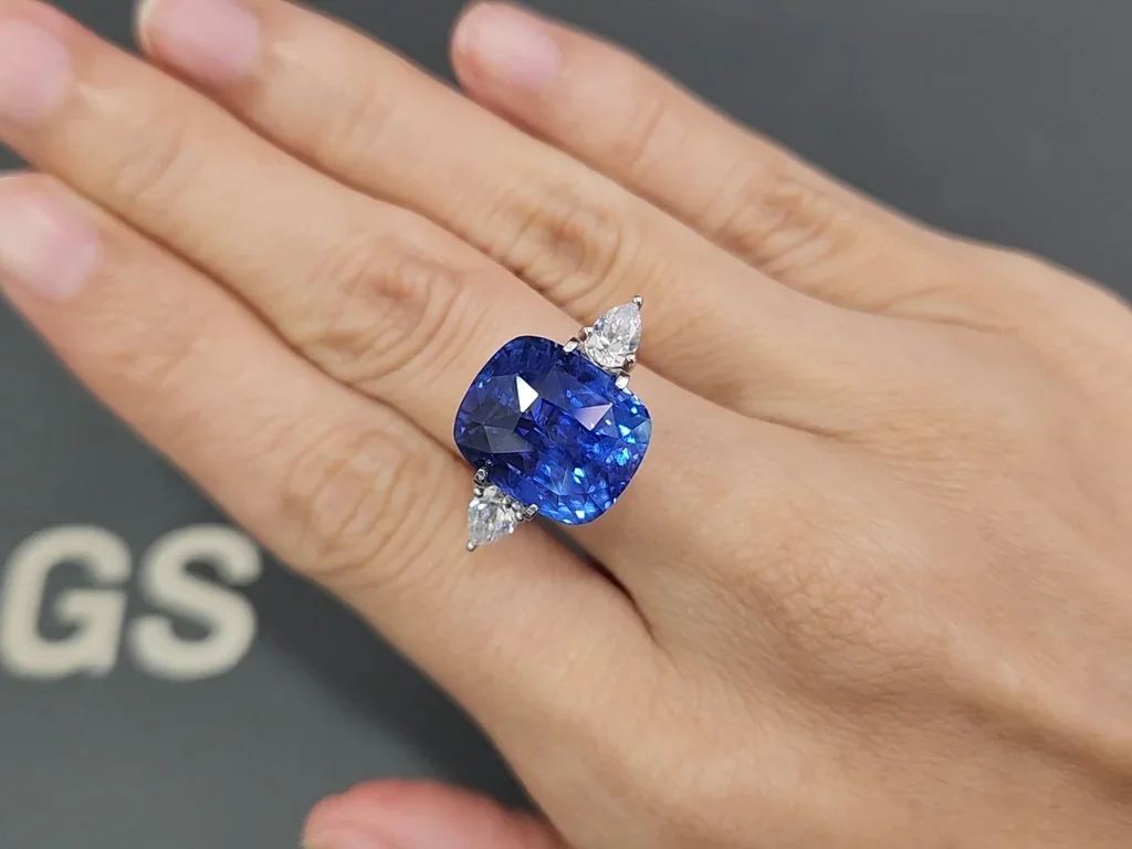 Негретый сапфир Cornflower Blue в огранке кушон 18,07 карат, Шри-Ланка Изображение №5