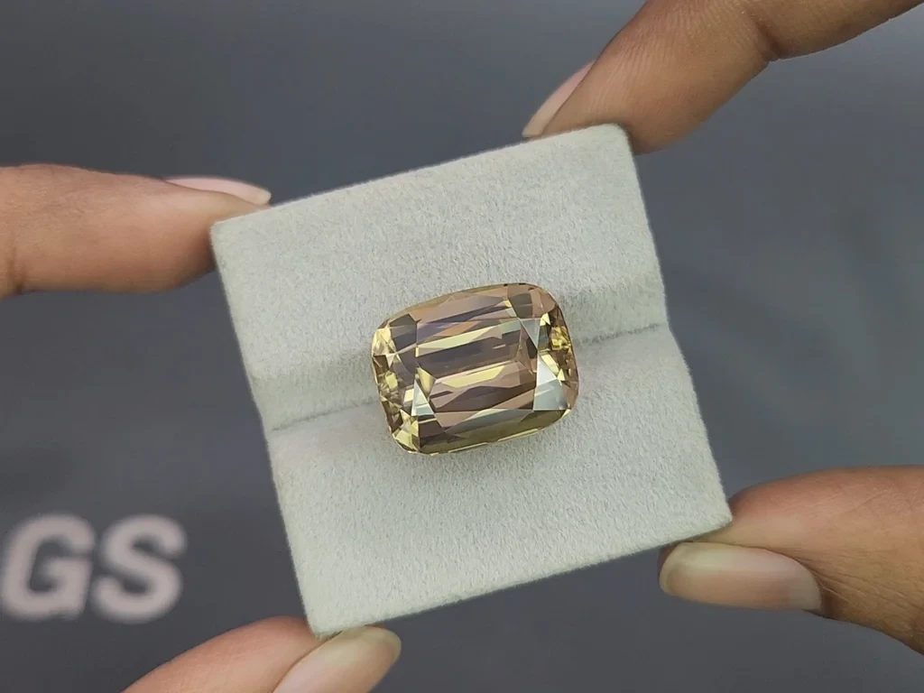 Крупный циркон в огранке кушон 32,06 карат, Танзания Изображение №4