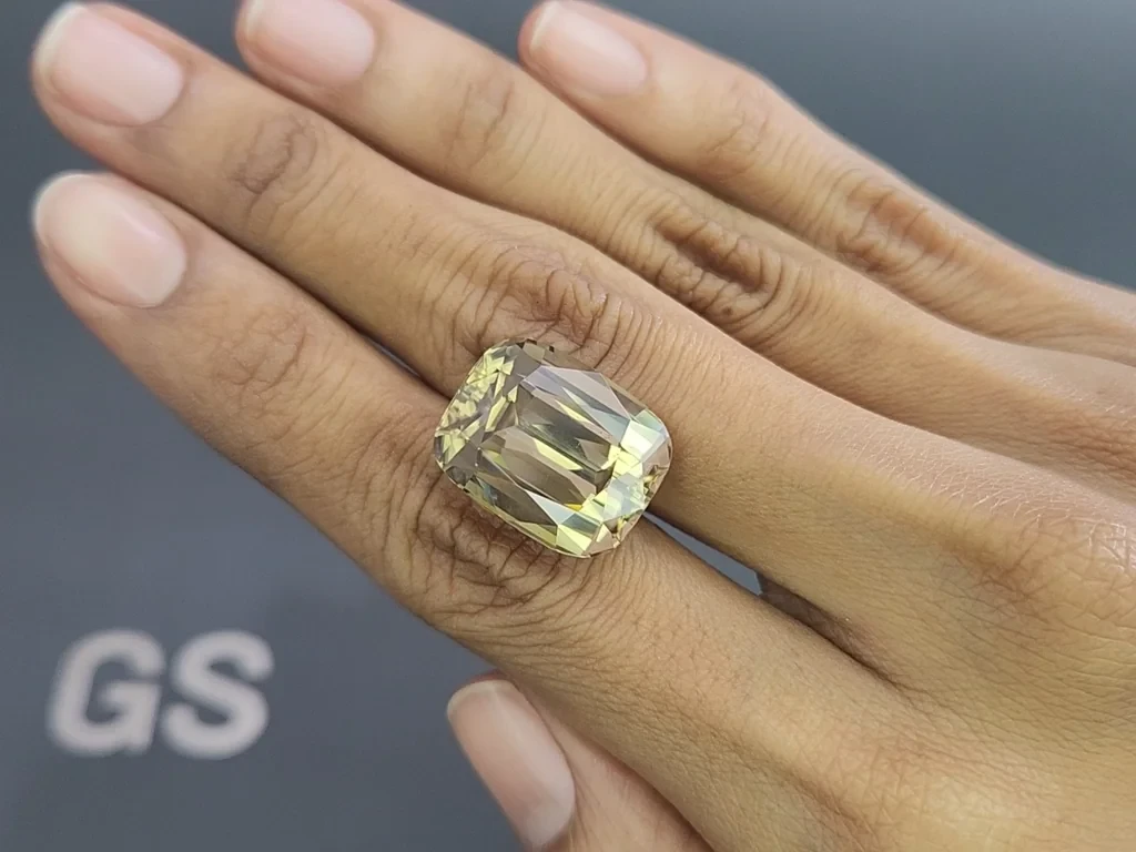 Крупный циркон в огранке кушон 32,06 карат, Танзания Изображение №2