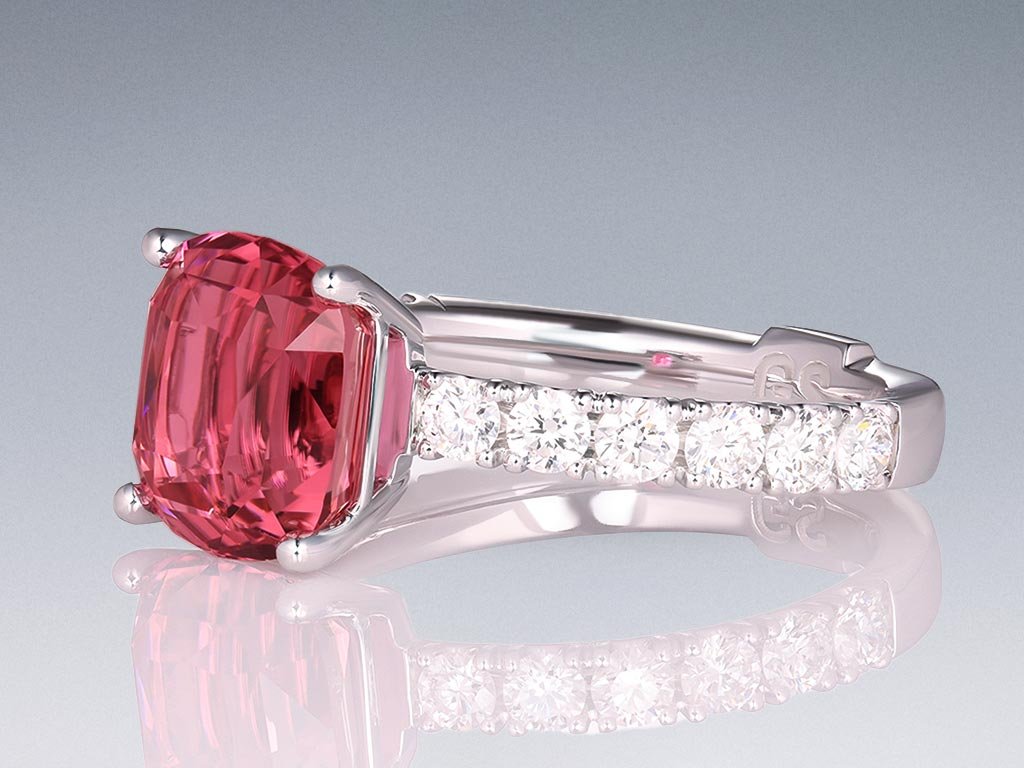 Кольцо с розовым турмалином 3,16 карата и бриллиантами в белом золоте 750 пробы  Изображение №3