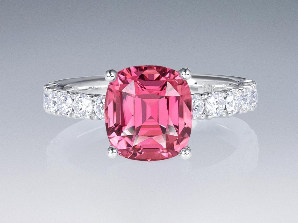 Кольцо с розовым турмалином 3,16 карата и бриллиантами в белом золоте 750 пробы  Изображение №1