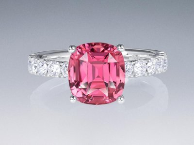 Кольцо с розовым турмалином 3,16 карата и бриллиантами в белом золоте 750 пробы  photo