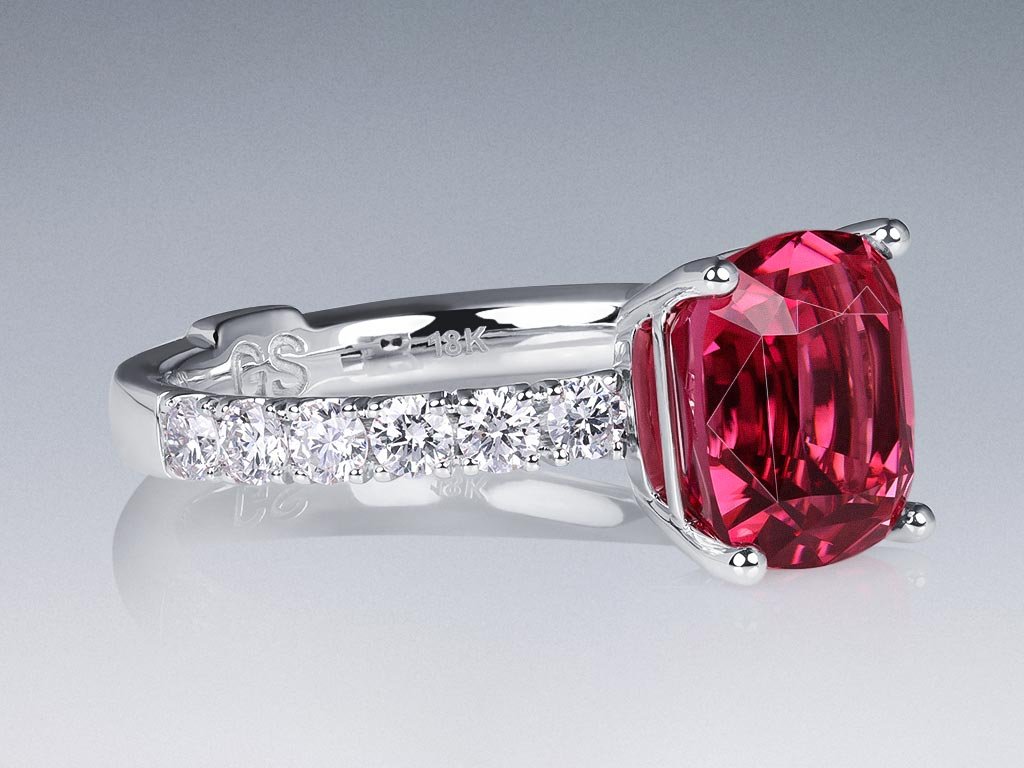 Кольцо с розовым турмалином 3,16 карата и бриллиантами в белом золоте 750 пробы  Изображение №2