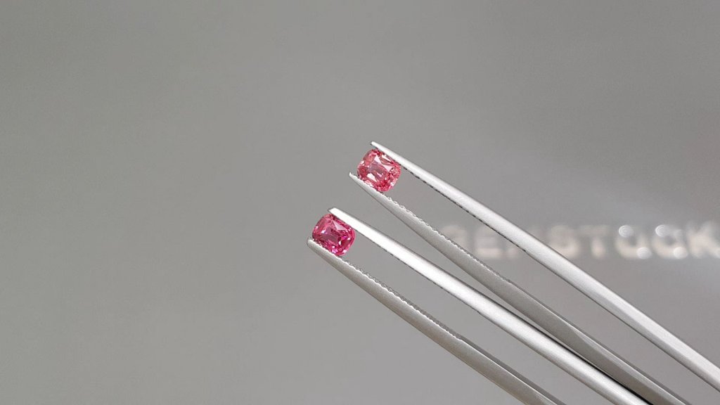 Контрастная пара розовой и красной шпинели в огранке кушон 0,72 карат, Бирма Изображение №5