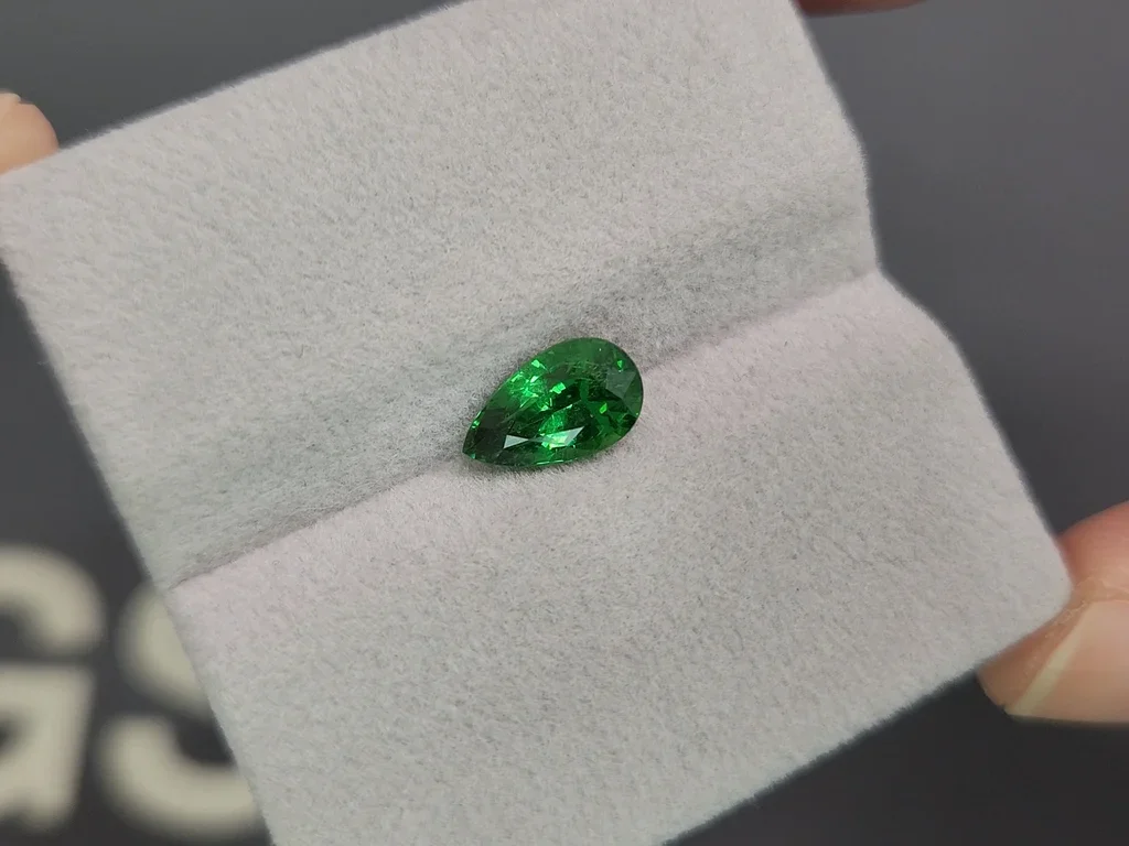 Цаворит Vivid Green в огранке груша 1,70 карата, Танзания  Изображение №4