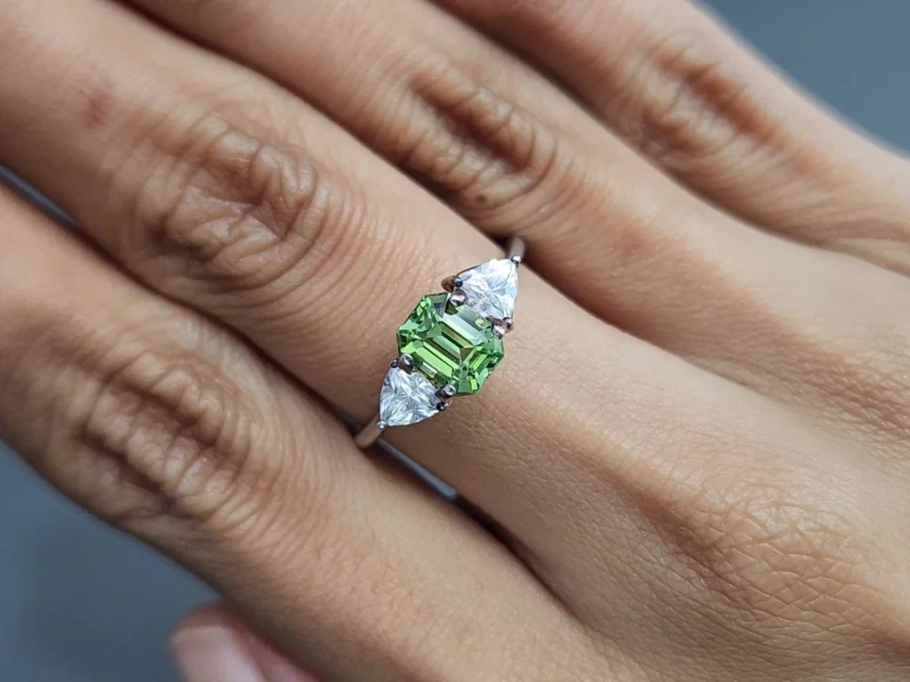 Гранат цаворит в огранке октагон  1,53 карат, Танзания  Изображение №5