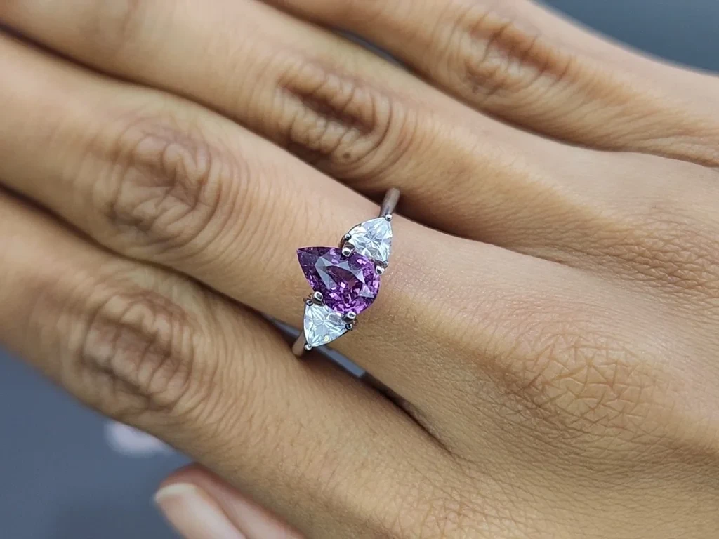 Негретый пурпурный сапфир в огранке груша 1,66 карат, Мадагаскар Изображение №5