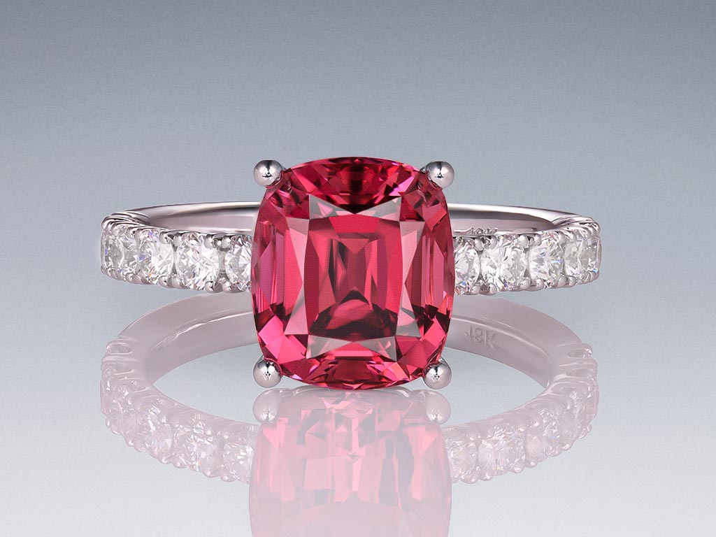 Кольцо с красно-розовым рубеллитом 3,42 карата и бриллиантами в белом золоте 750 пробы Изображение №1