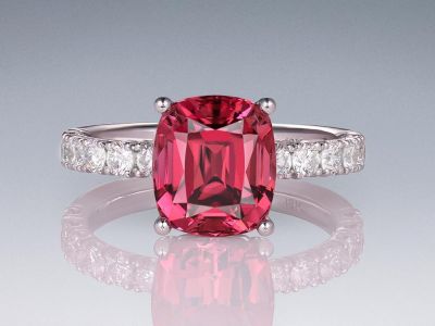Кольцо с красно-розовым рубеллитом 3,42 карата и бриллиантами в белом золоте 750 пробы photo